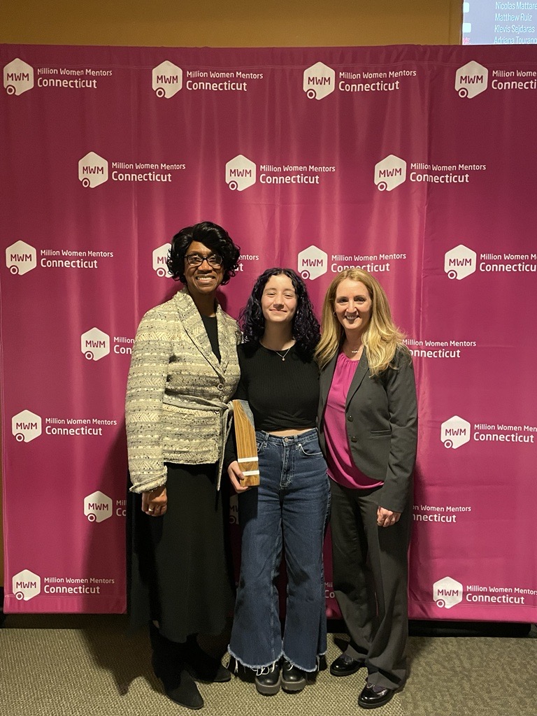 Today, Commissioner @CharleneRTedu joined @LGSusanB and @ChiefMfgOfficer Paul Lavoie at @SCSU to give welcome remarks at the 3rd annual @MillionWMentors Stand Up For STEM Mentorship Awards. Congratulations to this year’s awardees, including the two student winners – Doorva from…