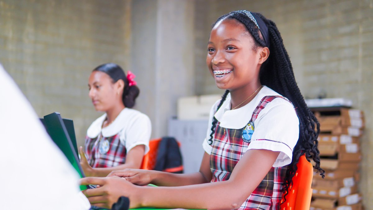 FundacionSPB's tweet photo. En este 2024 continuamos con el desarrollo del Programa TEALS de Microsoft, beneficiando a 331 estudiantes de 11 colegios que están aprendiendo a programar videojuegos y animación 2D. ¡Sigamos construyendo juntos el futuro digital de nuestra juventud! #ProgramaTEALS #Microsoft https://t.co/N7zXZIXSDv