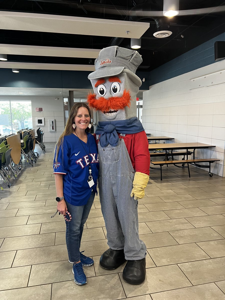 Spike from the Cleburne Railroaders came to visit and read to some STEAMers today! What fun! Thank you Spike! ⚾️🚂