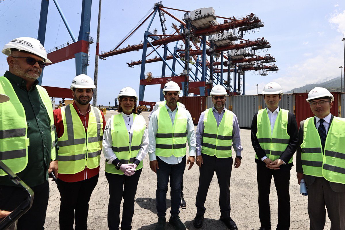 Nos hemos reunido con el Gobernador de La Guaira José Alejandro Terán y la presidenta de Bolivariana de Puertos (Bolipuertos), Alm. Érika Virgüez Oviedo, así como autoridades de la República Popular China para revisar los progresos y las tareas pendientes en este importante motor