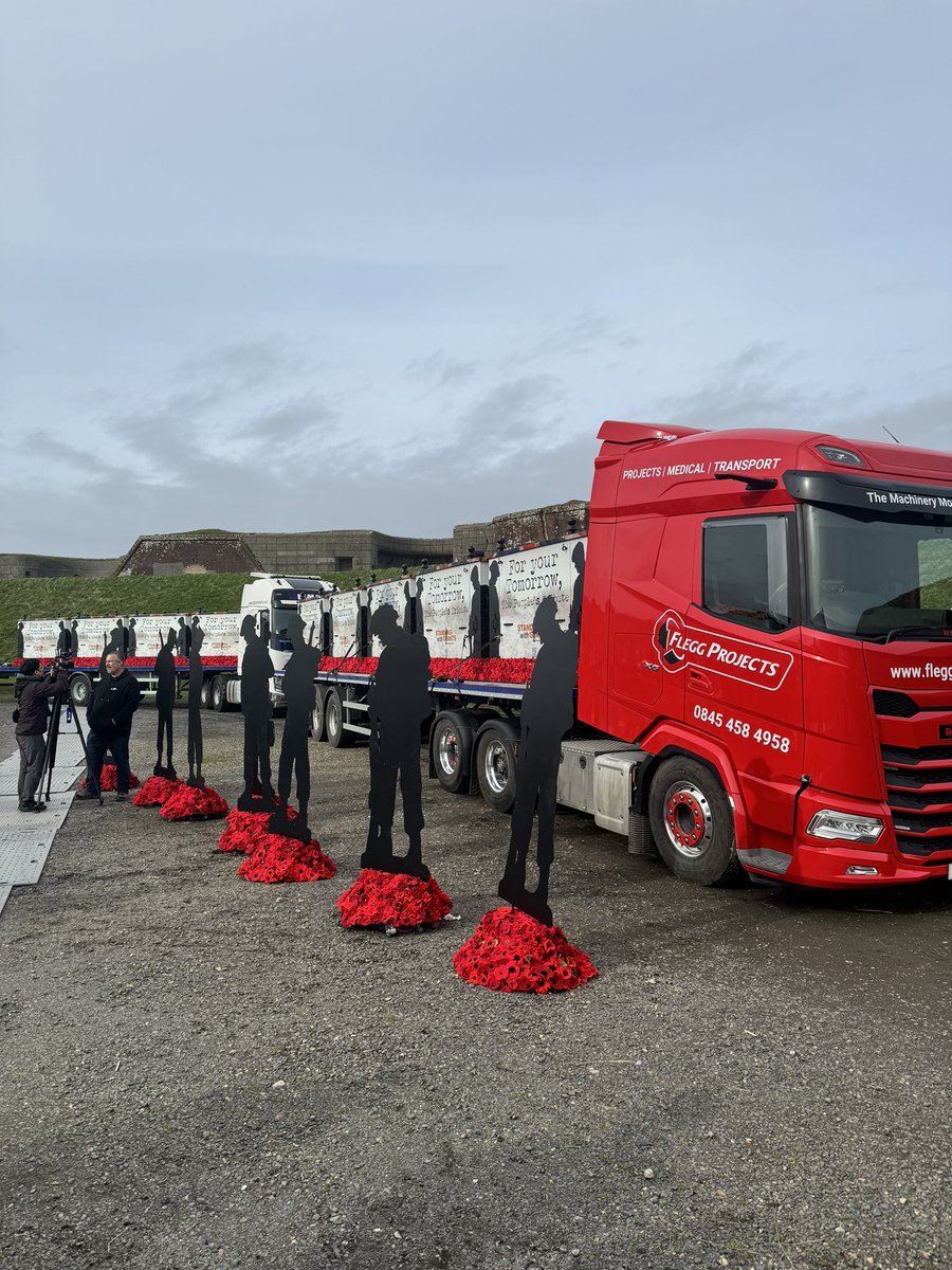 DHammy1971's tweet image. What a great day escorting &amp;gt;1400 of these statues for #StandingwithGiants from Blenheim Palace to Portsmouth. An absolute honour to be involved.
