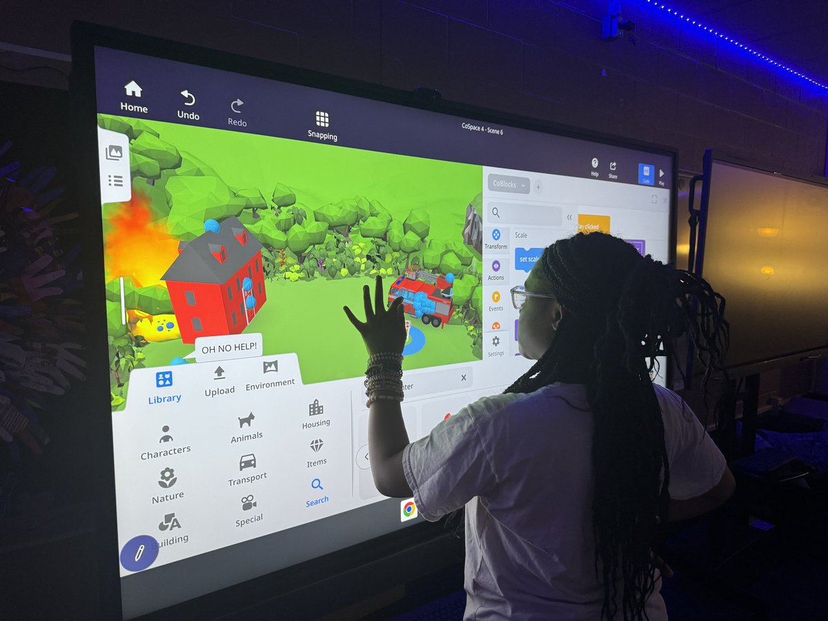 Students use @BenQAmerica board to work on #coding4climate project in @CoSpaces_Edu   
@JenWilliamsEdu @njwillia @JaimeDonally