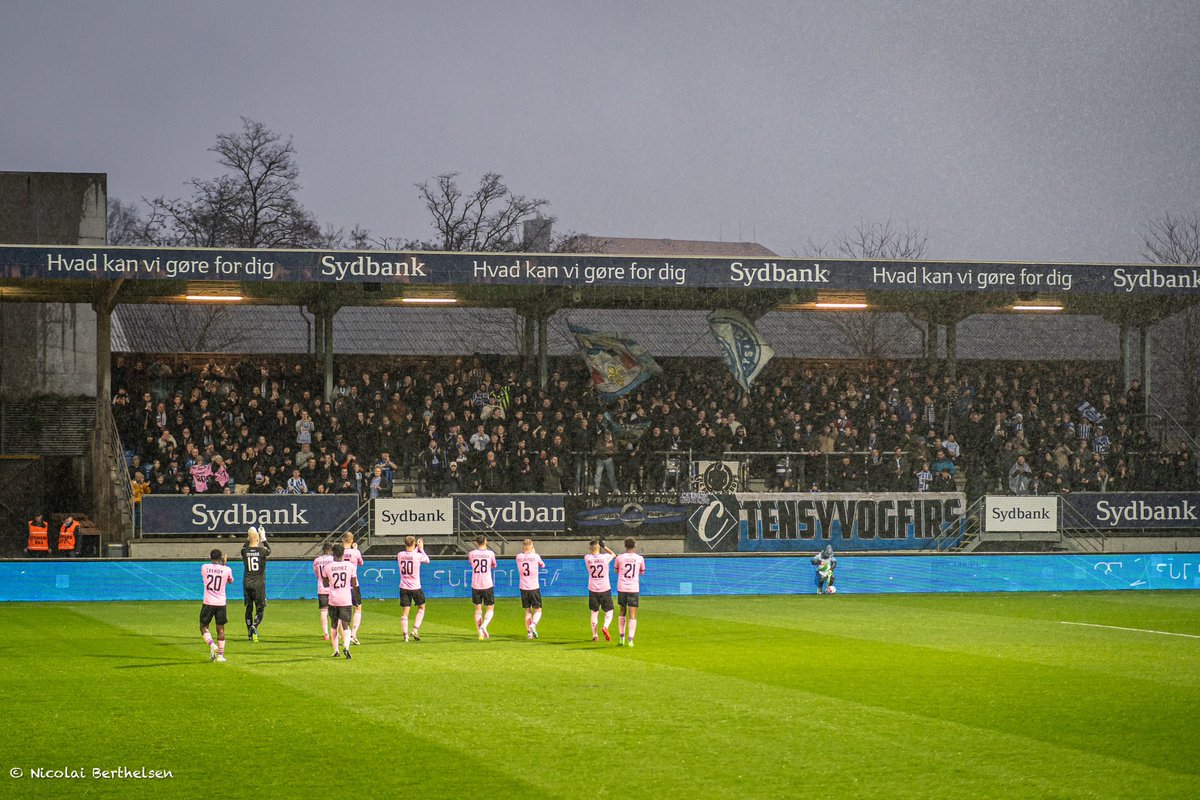 OBfrasidelinjen's tweet photo. Solid opbakning på en regnvåd aften i Lyngby 💙💪🏼
#obdk #sldk #lbkob https://t.co/z9I35MowHh
