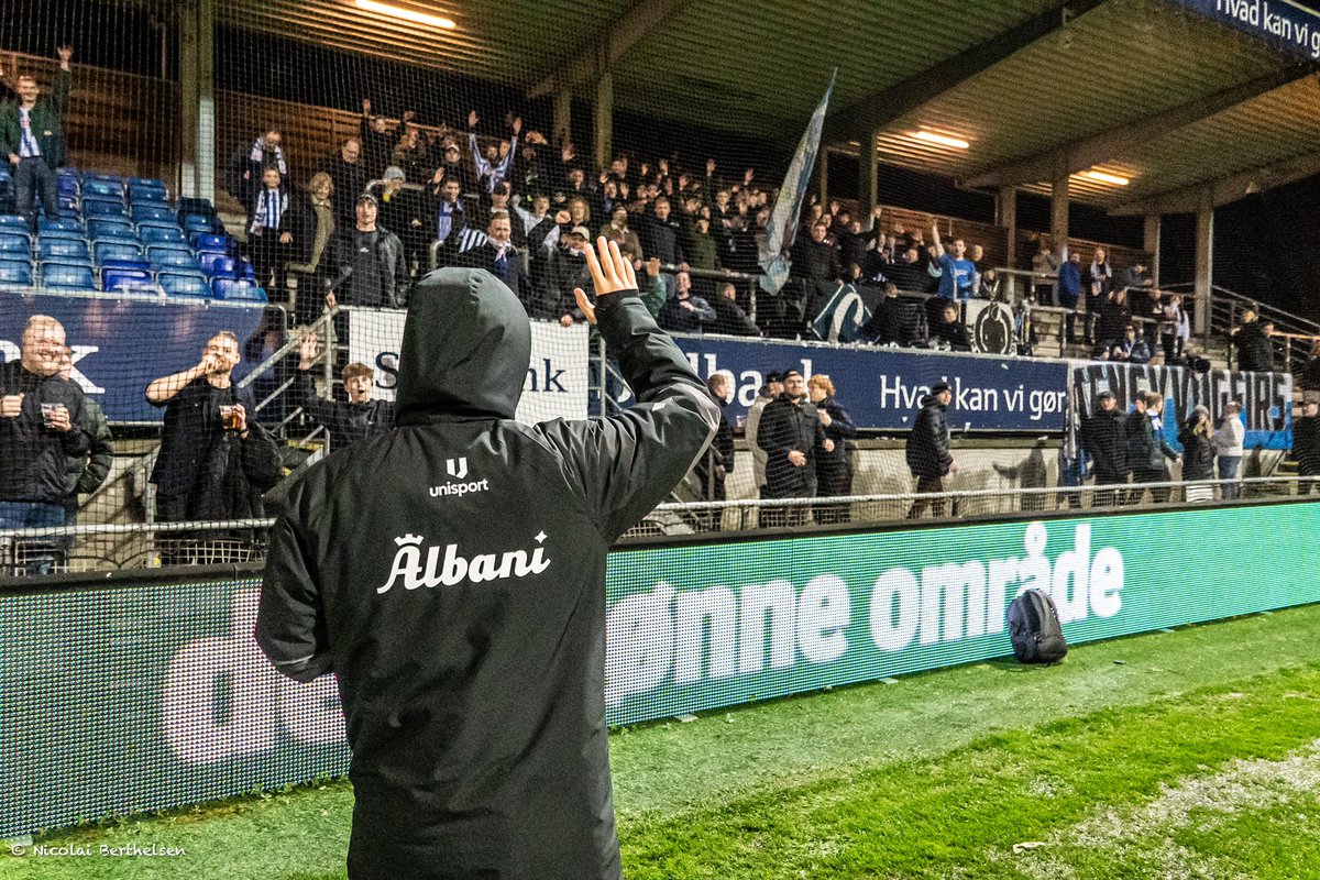 OBfrasidelinjen's tweet photo. Solid opbakning på en regnvåd aften i Lyngby 💙💪🏼
#obdk #sldk #lbkob https://t.co/z9I35MowHh
