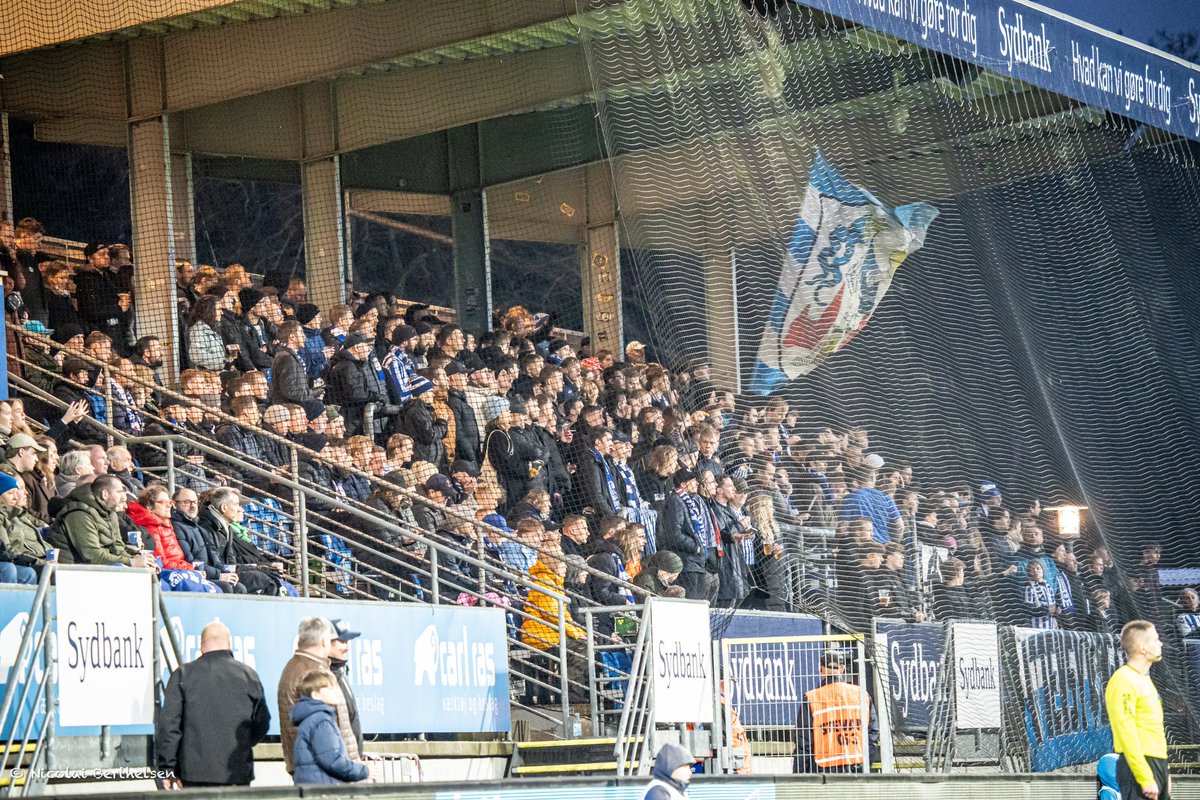 OBfrasidelinjen's tweet photo. Solid opbakning på en regnvåd aften i Lyngby 💙💪🏼
#obdk #sldk #lbkob https://t.co/z9I35MowHh