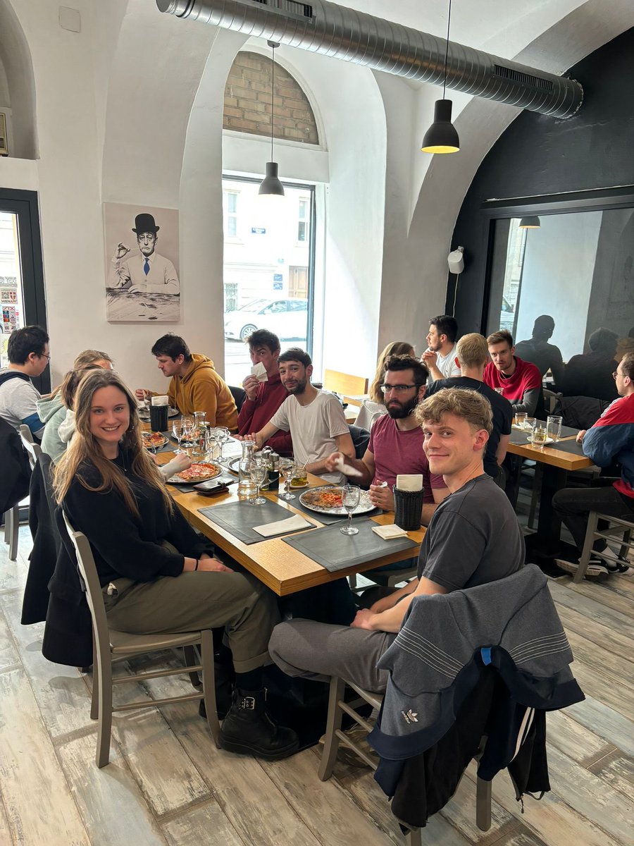 Friday lab lunch with pizza - have a nice weekend! #chemistrylunch #Twittergang
