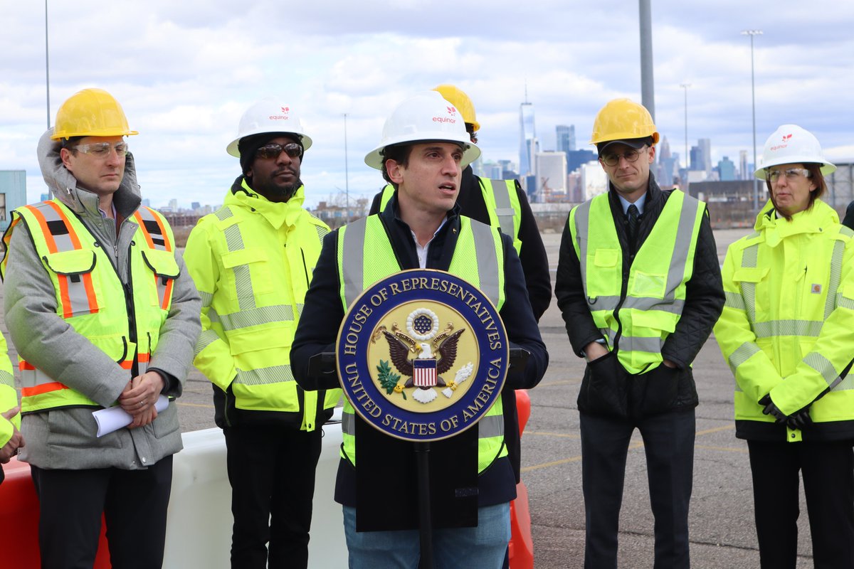 Sunset Park Congressman @RepDanGoldman, @NYSERDA & @NYCEDC toured the South Brooklyn Marine Terminal #SBMT to highlight the impact the #IRA is having on the #offshorewind industry and the #construction of Empire Wind -- which will power more than 500,000 #NYC homes.