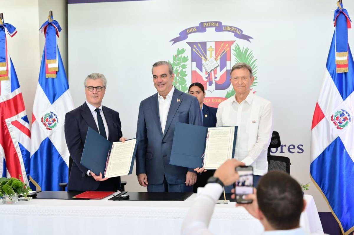 We have signed the first ever Government to Government agreement between 🇬🇧 and 🇩🇴. This milestone will transform our trade relationship and accelerate UK support for vital infrastructure. A great opportunity for both our countries. Congratulations to my friend @luisabinader!