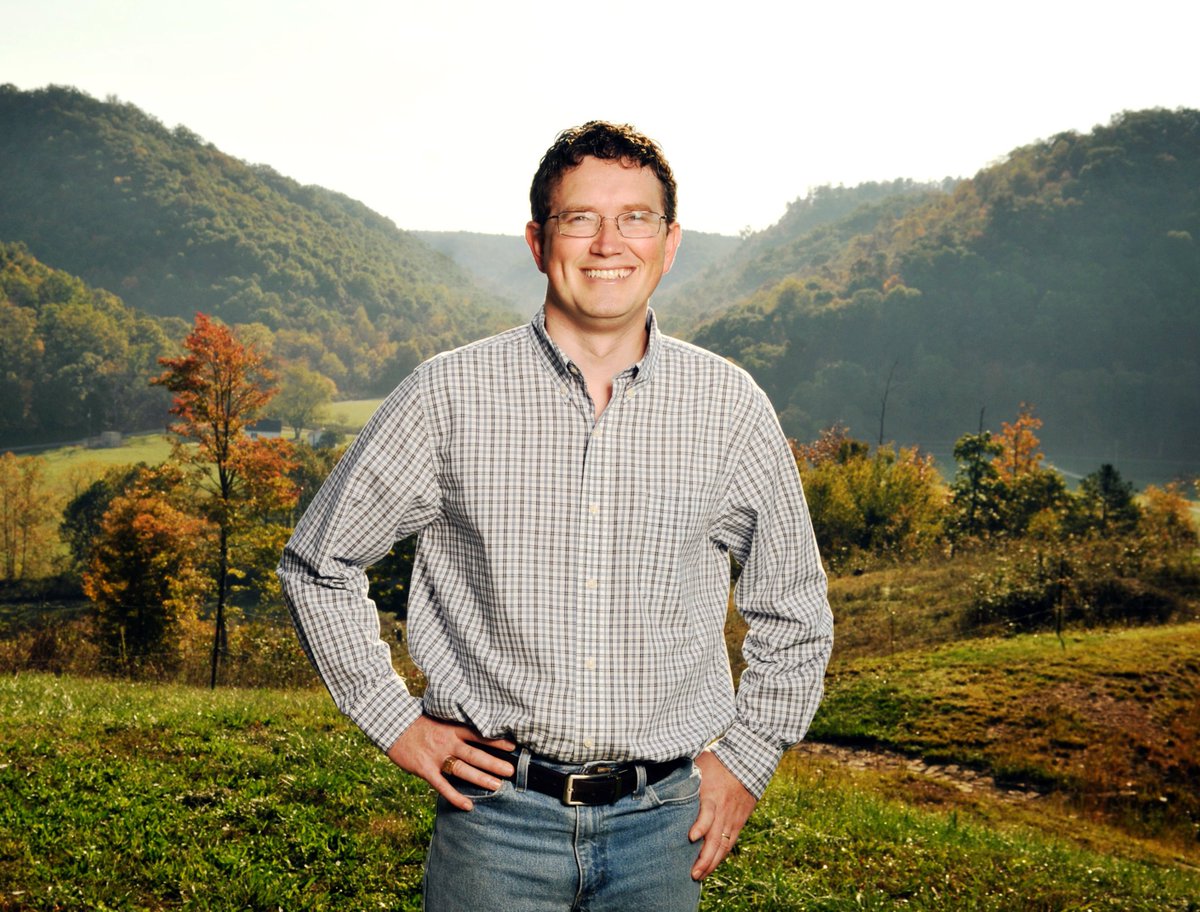 LeadingReport's tweet photo. BREAKING: Rep. Thomas Massie is proposing an amendment to the Constitution that will add the “right to grow food and purchase food from the sources that you want.”

“Right now, we’ve descended into this corporatocracy where four companies control all the meat, a few cooperatives control all the milk,” Rep. Massie told Blaze’s Glenn Beck.