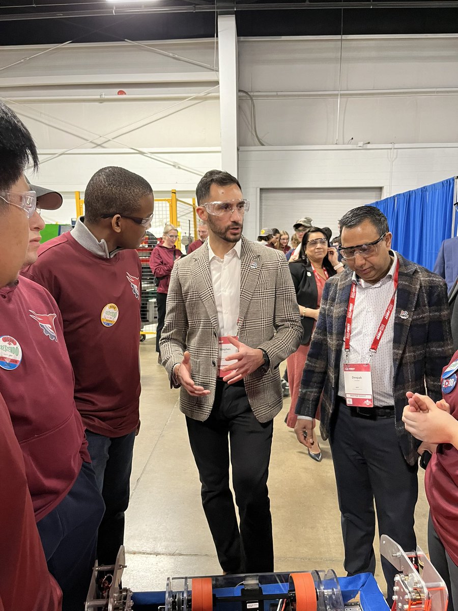 First Robotics Canada Provincial competition... Thank You Minister Lecce & MPP Deepak Anand for dropping in & encouraging our @LoyolaHawksOak team!! @Sflecce @DeepakAnandMPP @HCDSB @hcdsbsteam @JCrowellHCDSB @emdelsordo @HCDSBdirector @themranthc