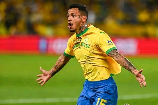pele_edison's tweet photo. @Masandawana Rhulani Rhulani Rhulani...........undermines this player........next time u wont be lucky............VAR failed Young Africans clear goal..........well done sundowns 👆👆 https://t.co/EfAu7odwNw