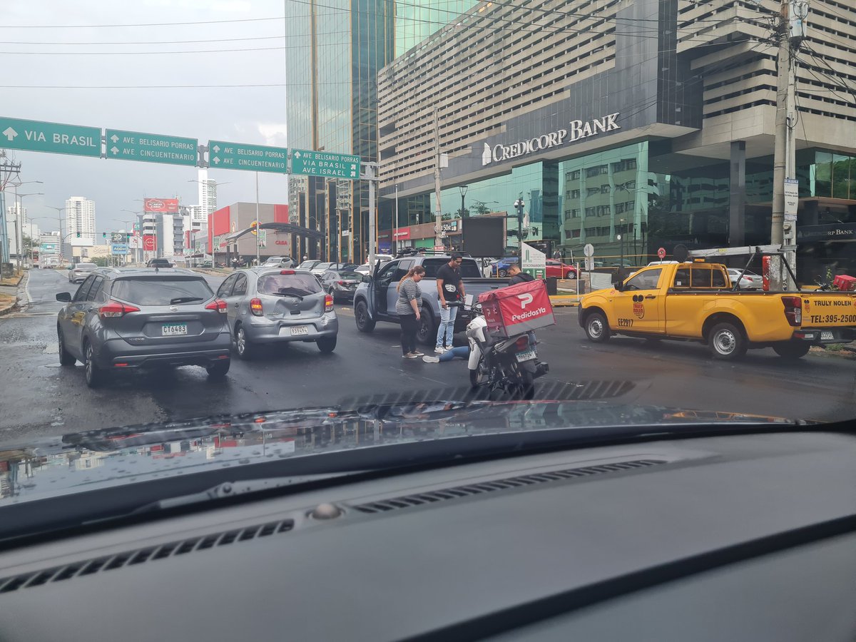 xLady_Shawx's tweet photo. @TraficoCPanama @TReporta @tvnnoticias @Traficologo1 Choque con moto en calle 50 https://t.co/TFLvVC5Jyy