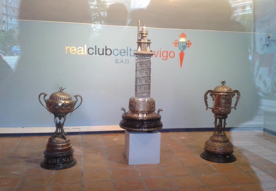 alexky87's tweet photo. @RCCelta100 @RCCelta Gracias por acordarse de papa en vuestro pufo-centenario.
Por qué no mostráis vuestras vitrinas al mundo?
Ya las enseño yo!
FORZA DEPOR https://t.co/5maje0AOBD