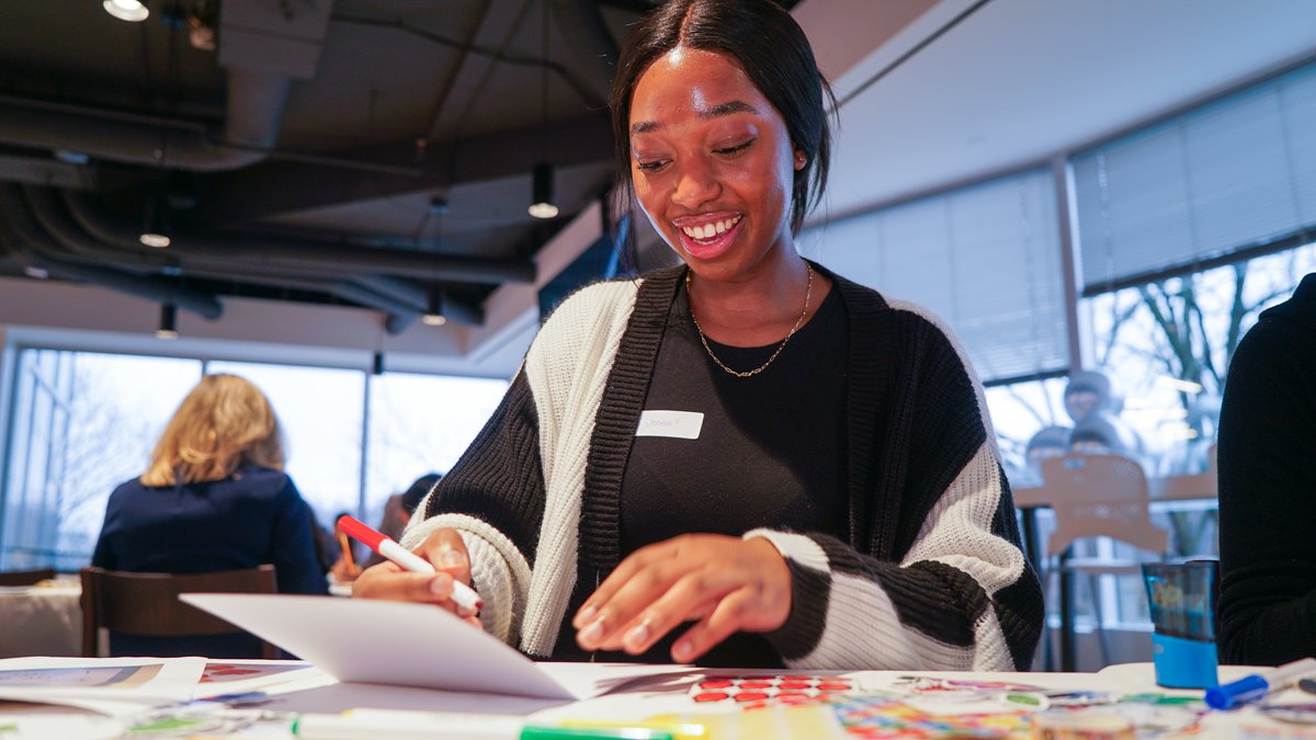 Lighting up days, one heartfelt message at a time. ☀️ Our Toronto Daymakers celebrated Global Volunteer Month by crafting personalized notes for seniors across Canada. Thank you Sending Sunshine for helping us brighten up their days.