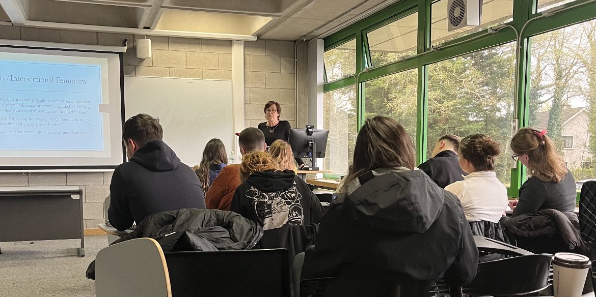 Earlier today we were delighted to welcome Dr. Heather Laird @EnglishUCC to our Intersectionalities seminar series. Dr. Laird focused on intersectional identities & class in contemporary Irish fiction by Sally Rooney & others..