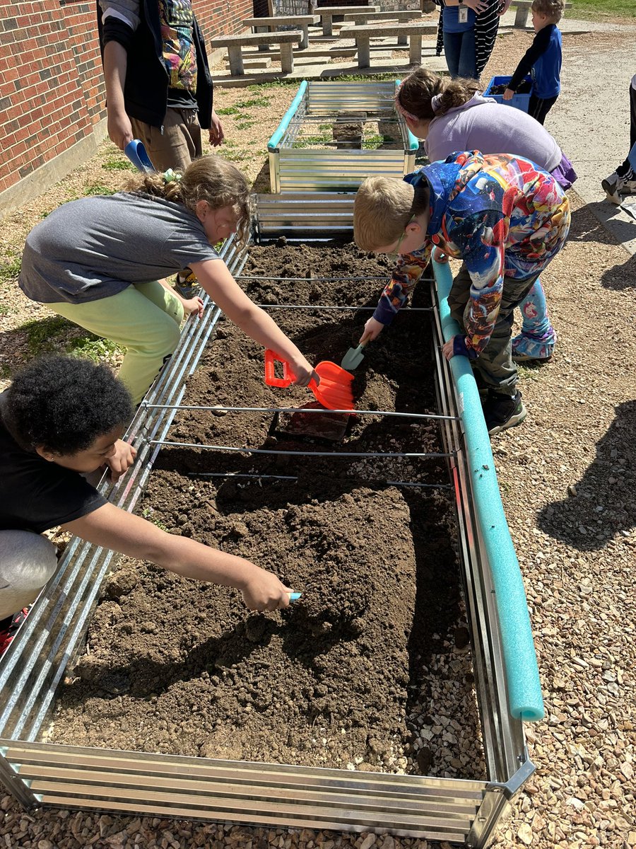 WoodAmyC's tweet photo. Working together to fill our new garden beds with dirt!  Getting ready for flowers!  Teamwork gets the job done!! https://t.co/VqMunfxaNs