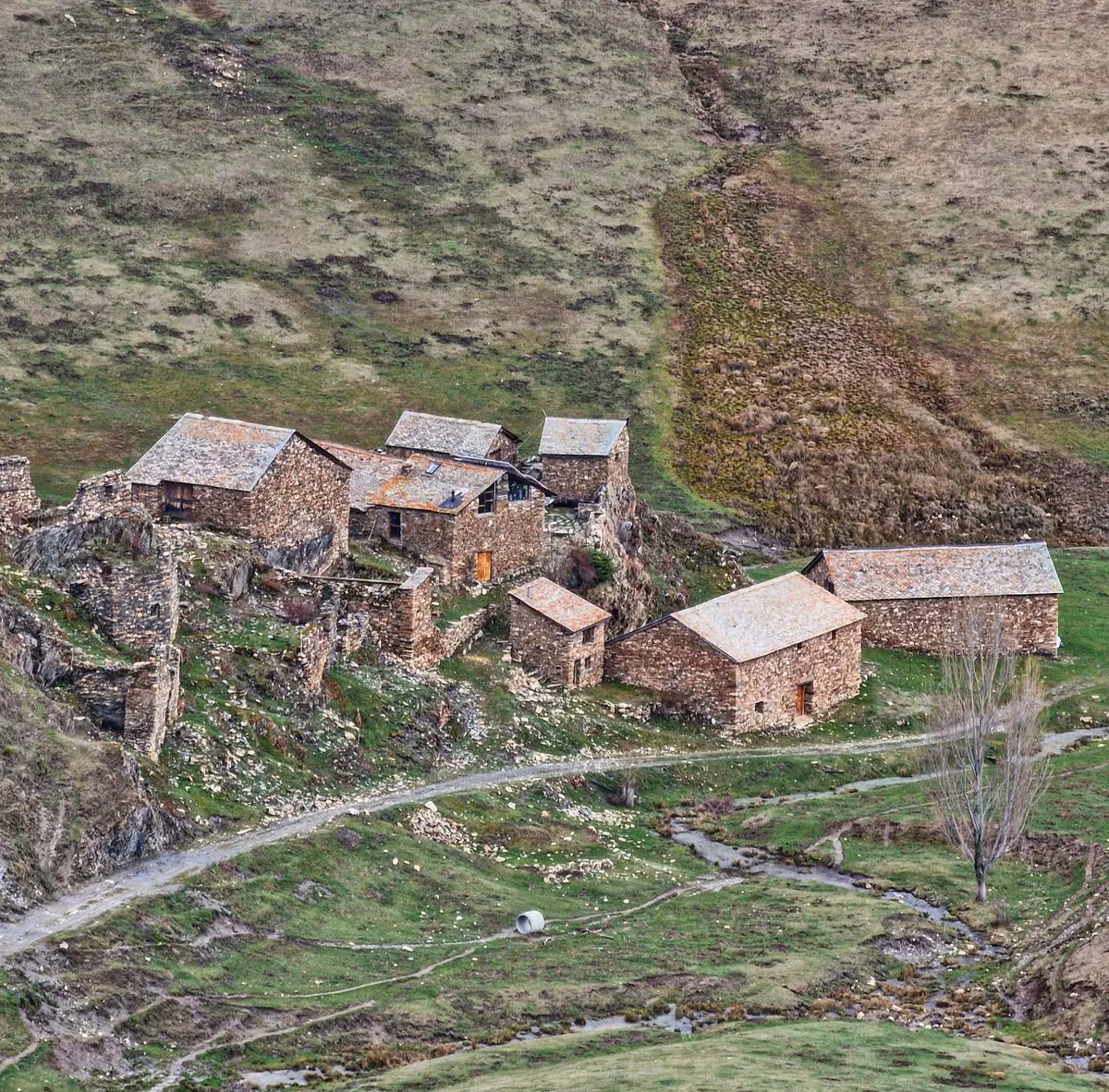 Les bordes de Tressó, a la Vall de Santa Magdalena. #bordesdetressó #valldesantamagdalena #farrera #pallarssobirà #bicicleta #gravel #primavera2024