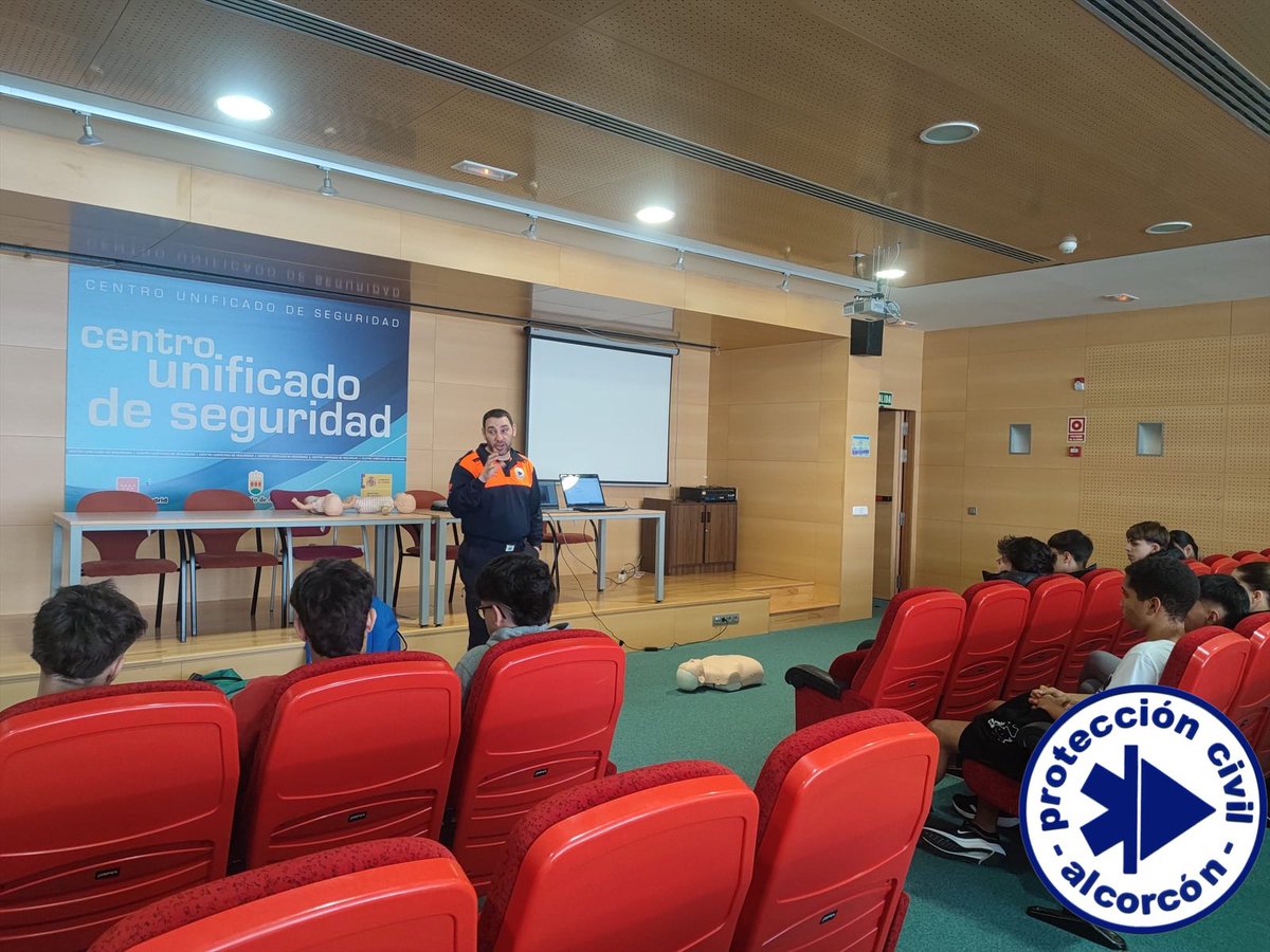 PCivil_Alcorcon's tweet photo. Hoy, nuestros #TES de la Unidad de Formación a la Ciudadanía han formado en técnicas de RCP y Primeros Auxilios en el #CUS a los alumnos y alumnas de Cuarto de ESO + Empresa. 
#Alcorcón #ProtecciónCivil https://t.co/QvNw783iSc