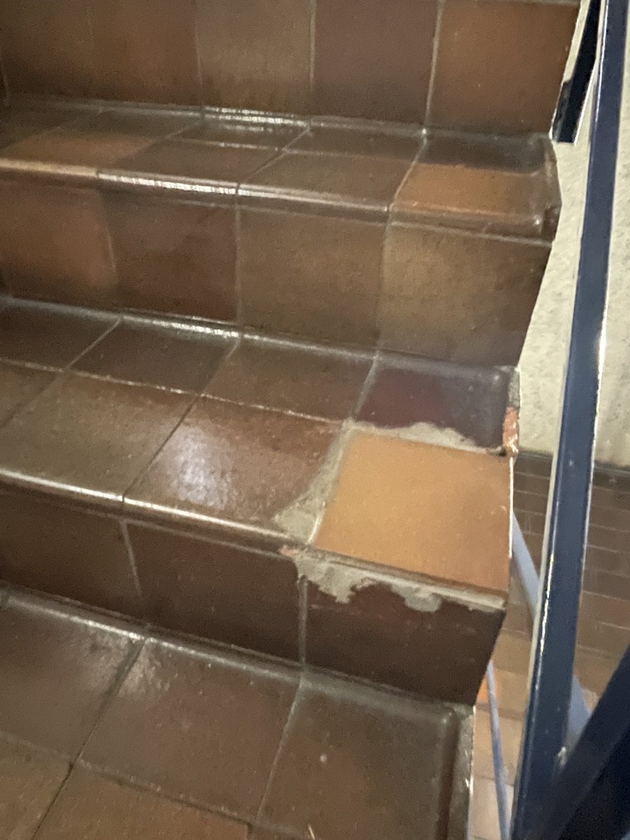 sgaventa's tweet image. If you like the Barbican please look away now ! This is the estates office idea of a repair to a lovely staircase in a grade II listed building ⁦@HistoricEngland⁩. Wrong colour/finish/depth and cement has been applied in the dark with spade 😱Metwins are the contractor.