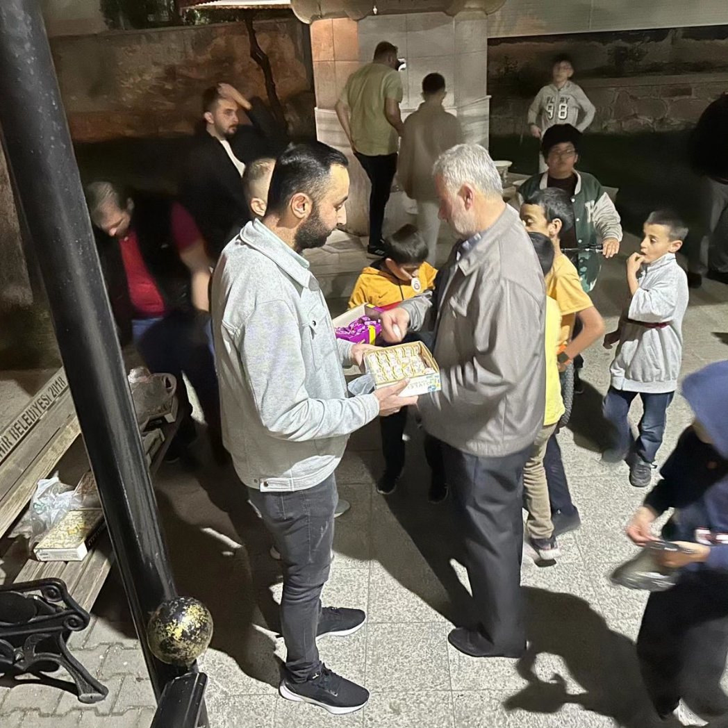 gencseydisehir's tweet photo. Gençlik Kolları Başkanımız Veysel Yıldırım ve yönetim kurulu üyelerimiz ile birlikte Sofuhane Camii'nde vatandaşlarımızın Kadir Gecesini kutlayıp ikramda bulunduk.
Tüm İslam aleminin mübarek Kadir Gecesini kutlarız. https://t.co/EYf6MqECkc