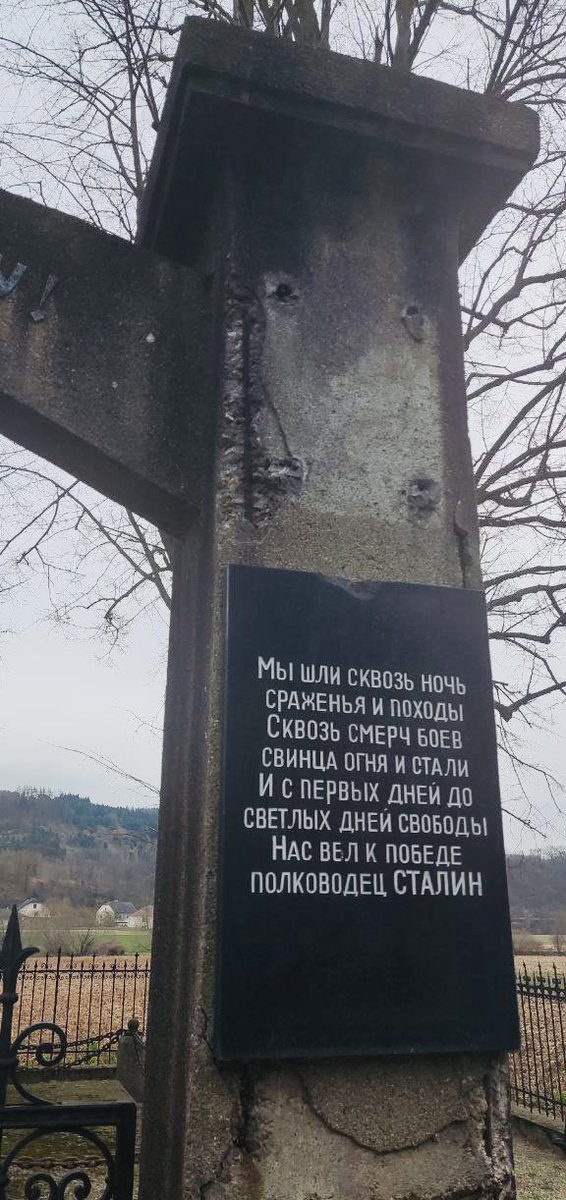 RussianMemorial's tweet photo. Свежие фотографии из г.Мельк #Австрия🇦🇹. Около 15 лет назад с русского мемориала исчезли исторические барельефы А.В.Суворова и И.В.Сталина.
В нарушение Государственного договора 1955 г. местные власти не восстанавливают памятник воинской славы державы-победительницы!

Schande! https://t.co/jqizEWBP5R