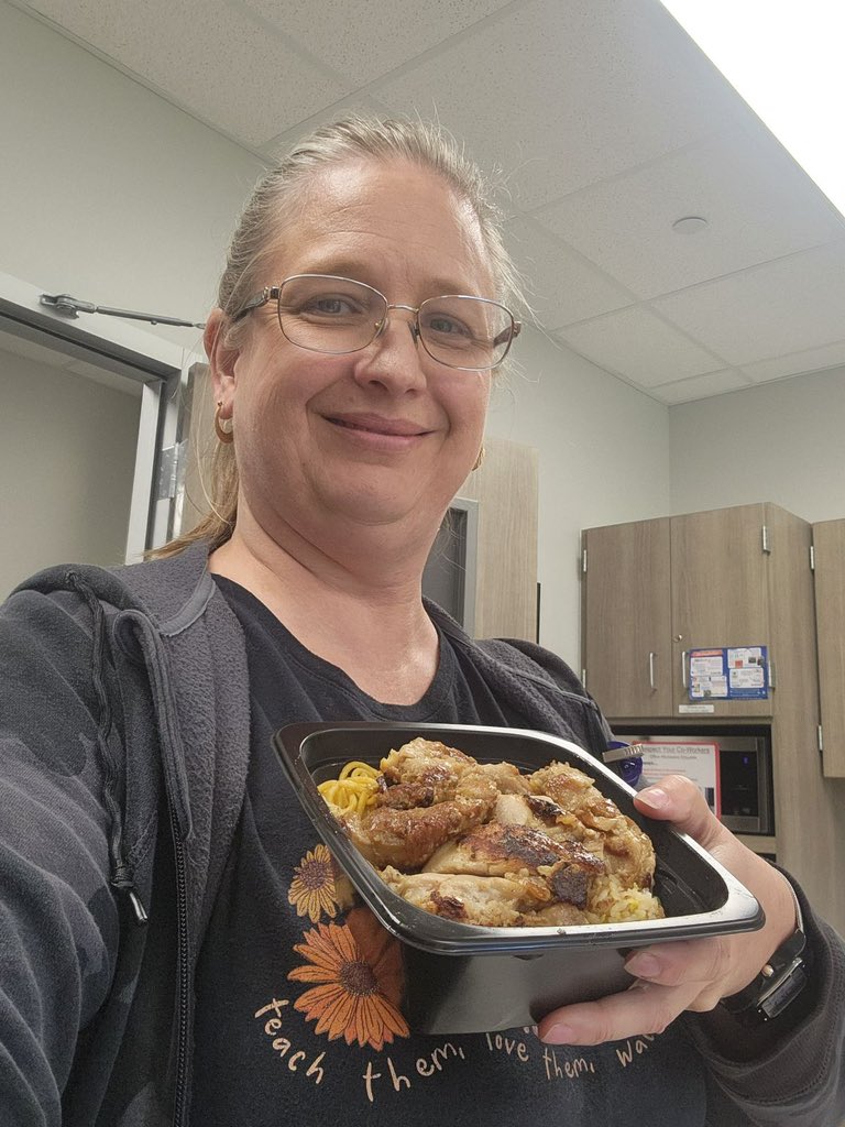 .@scavellag was our #SpringBreakSelfie winner and was showing off her lunch delivered from Door Dash bought by the APs!