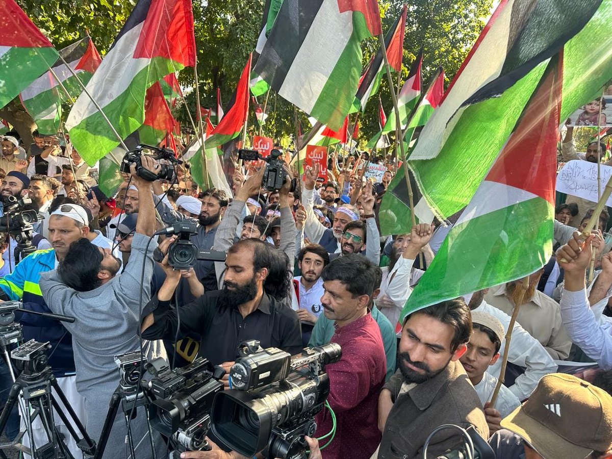 JIPOfficial's tweet photo. اسلام آباد - جماعت اسلامی پاکستان کے قائم مقام امیر لیاقت بلوچ اہل فلسطین سے اظہار یکجہتی کےلیے یوم القدس کے موقع پر منعقدہ القدس غزہ ریلی سےخطاب کررہے ہیں۔ قبل ازیں انھوں نے ریلی کی قیادت کی۔ لوگوں کی بڑی تعداد نے شرکت کی https://t.co/jR7GbUaKJP