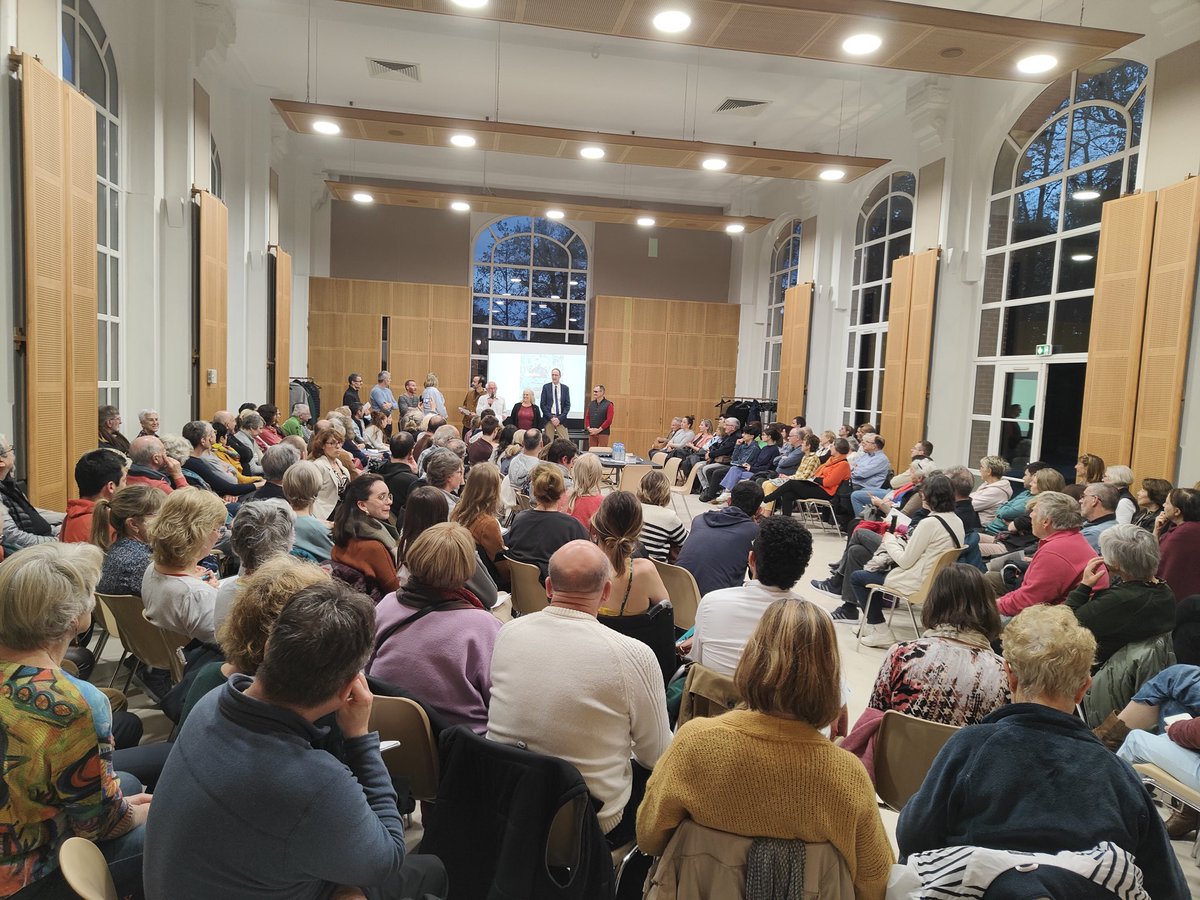 oclodong's tweet photo. Il a fallu rajouter des chaises et nous aurions pu pousser les murs ce soir à la Grange au Bois de Yerres pour la conférence « Sport et cerveau ». Un grand merci aux intervenants autour de William Rostène et Martin Ducret. #sport #santé #Yerres #conférence #cerveau https://t.co/O4tPyLKg1q