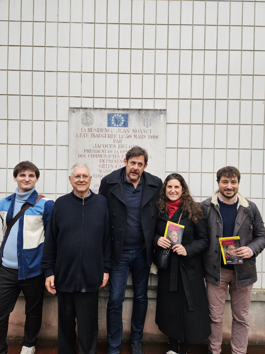 Démarrage symbolique de la campagne de @rglucks1 à #Clichy,devant la plaque de la résidence #JeanMonnet inaugurée par #JacquesDelors,ancien maire de #clichy,et président de la #CEE,puis porte à porte accueillant avec @francoiskalfon,candidat du 92 sur la liste @PS,@placepublique!