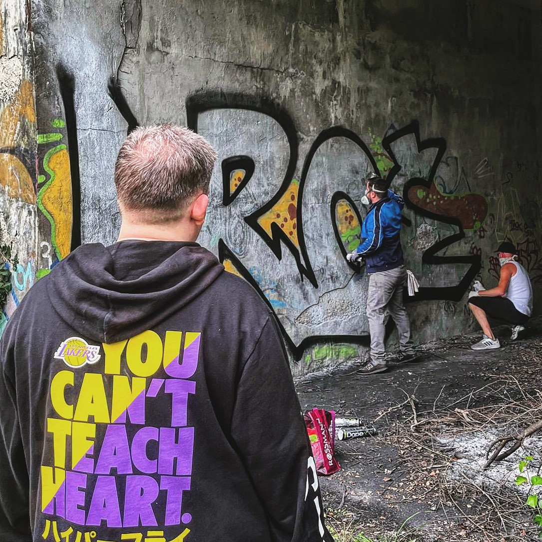 ExtremophileCru's tweet photo. Wir haben euch IROE MC’s Solo Album „Illest Rhymes On Earth“ (2023) jetzt auch auf unserem YouTube Kanal zur Verfügung gestellt. Viel Spaß damit! 📀

https://t.co/wxn8bX9Awe

📸: @RobRocOfficial 

#Extremophile #EXTR #IROEMC #illestrhymesonearth #album https://t.co/XsjJvewQ9k