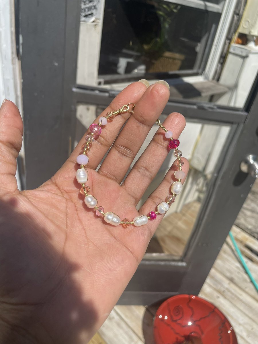 JewelleryJessie's tweet photo. You never have to do too much to get noticed. A little goes a long way 😏💅✨
https://t.co/hx8nmYp0Mo

#beadedbracelet #crystalbracelet #pearlbracelet #whitepearl #wirewrappedjewellery #wirebracelet #pinkcrystals #freshwaterpearljewelry #jewelryvendor @XFashion @FashionWeek https://t.co/o9br4ePzUg