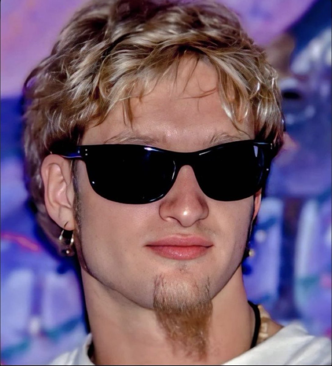 BPeloli's tweet photo. Can’t believe it was on this day in 2002 that Layne was found dead in his apartment from an overdose.  Such a waste of phenomenal talent.  He is missed. #AIC https://t.co/EkvH69s63Z
