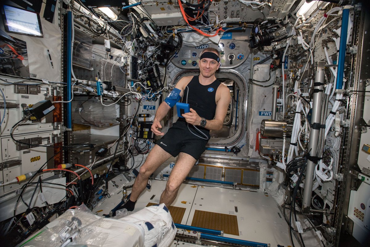 Sur Terre aujourd’hui, c’est la Journée mondiale de la santé! Dans l’espace aujourd’hui, des astronautes mènent des études sur leur santé, mais qui aident aussi à améliorer la nôtre. 🩺 🪐 Plus d’info sur les études en santé à la SSI : asc-csa.gc.ca/fra/iss/scienc… Photo : ASC, NASA.