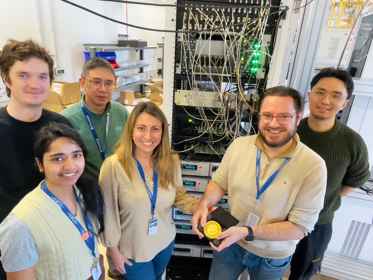 Researchers at SQMS have co-developed w/ @rigetti a prototype 9-qubits processor w/ qubit surface encapsulation and cross-resonance gates, that will potentially surpass the current state of the art in QPUs performance. The QPU is being installed in the Quantum Garage @fermilab.