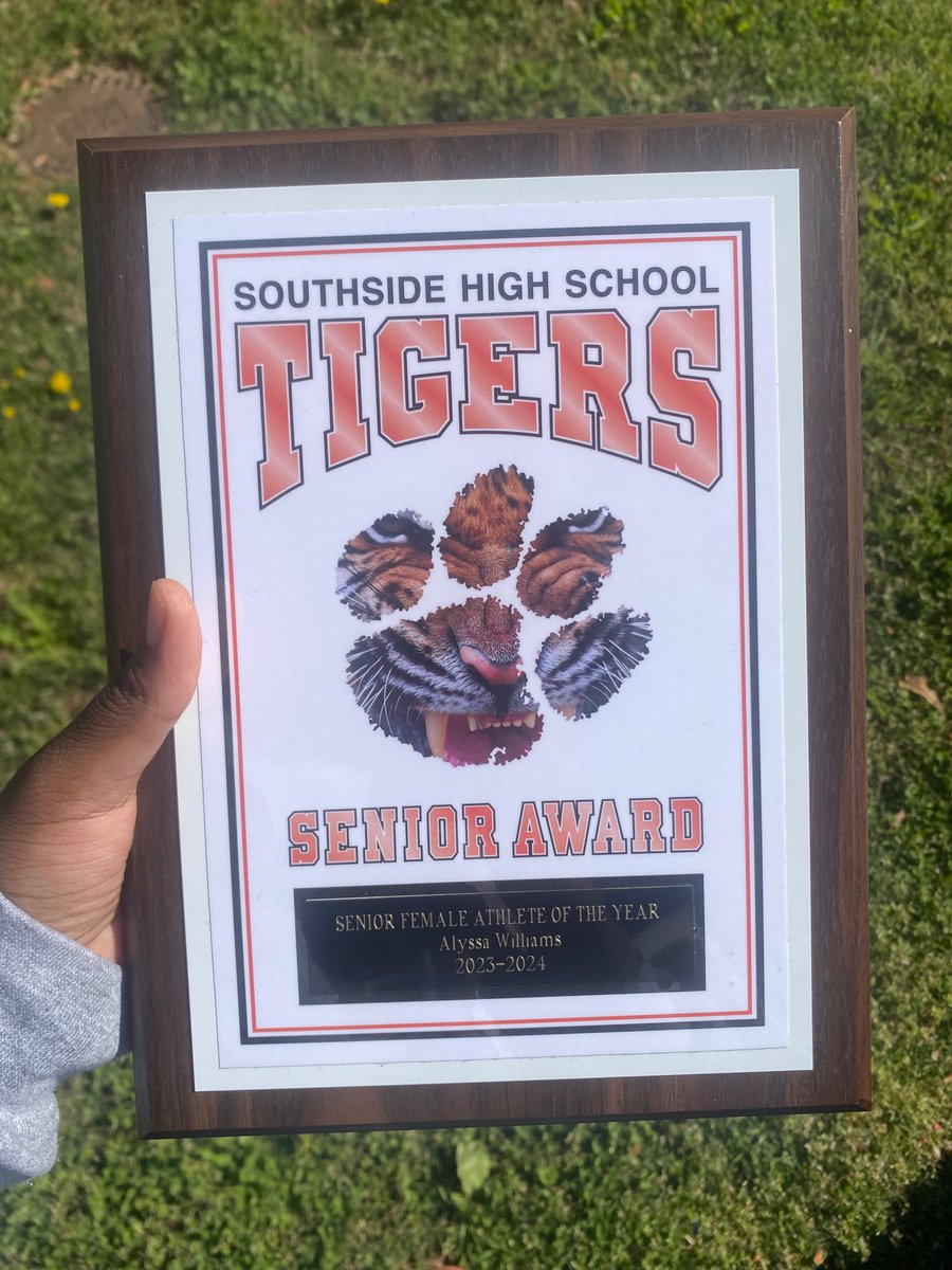 _aw35's tweet image. Female athlete of the year award. #agtg