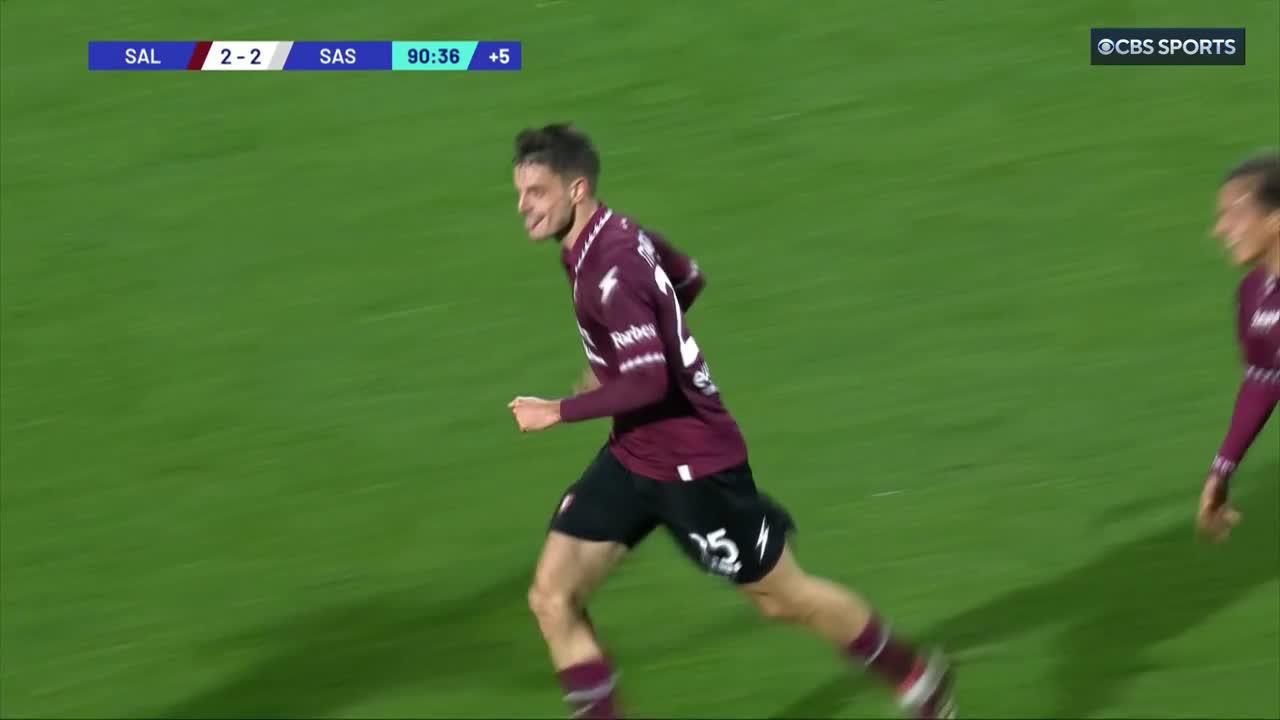 Late heroics for the hosts!Salernitana's Giulio Maggiore converts the stoppage time equalizer! 😤