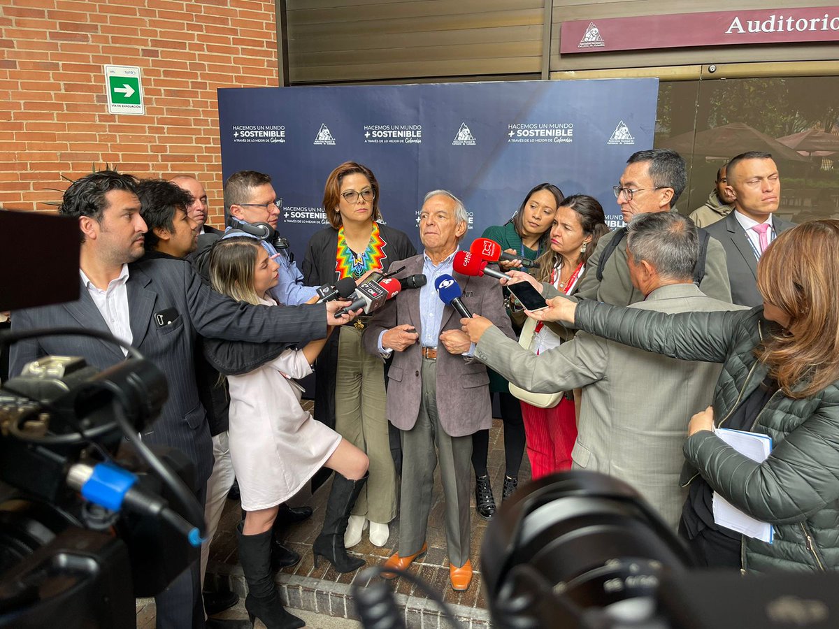 Agenda 🗣️ | Luego del Comité de la <a href="/FedeCafeteros/">Federación Nacional de Cafeteros</a>,☕ que se realizó hoy en #Bogotá, la ministra <a href="/jmojicaflorez/">J. Mojica</a> y el <a href="/MinHacienda/">MinHacienda</a>, <a href="/ricardobonillag/">Ricardo Bonilla</a>, anunciaron un paquete de acciones acordadas con la Federación🫱🏾‍🫲🏽para fortalecer el sector caficultor y atender la realidad de las