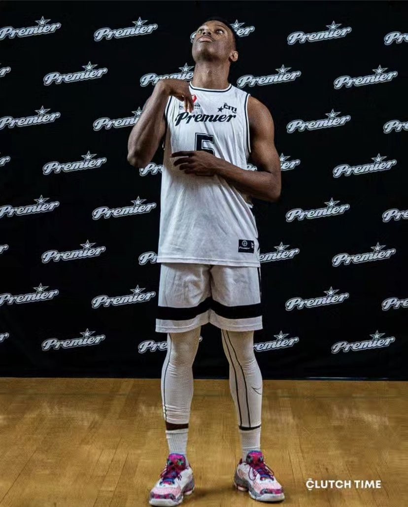 Lawrence Brown Jr (2024) ⭐️6’1 PG -Dynamic PG who can score at all 3 levels, combo of speed & athleticism, makes others better, high energy motor, elite on ball defender ⭐️18.7 PPG, 4.2 RPG, 3.5 APG, 1.2 SPG on 48% 2 PT - 33% 3 PT - 83% FT 🎥⬇️ youtu.be/qfN2SYGTh7g?si…