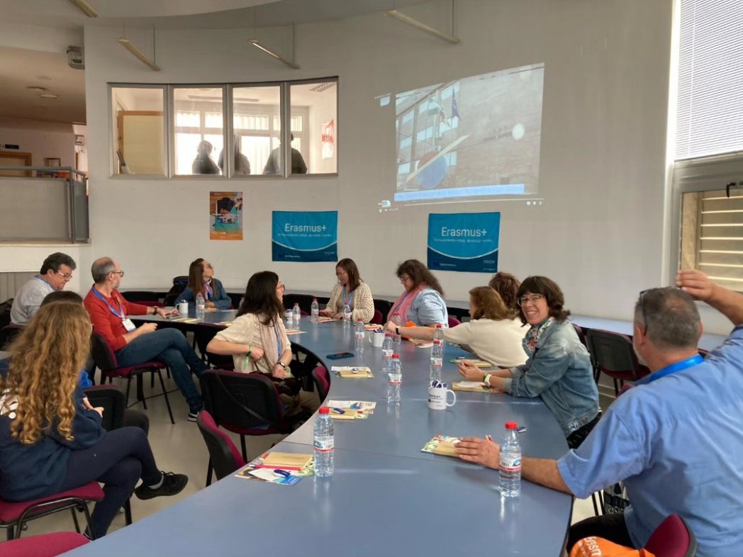 mirasierraies's tweet photo. Nuestra compañera del Equipo Erasmus Elisa Echavarren ha participado en las jornadas organizadas por @sepiegob "Civic Participation and EU Values" en Sevilla. Ha asistido  talleres y ha intercambiado prácticas con docentes, estudiantes y voluntarios.
#ErasmusPlus
#ErasmusPeace https://t.co/LpYZEAJKi3
