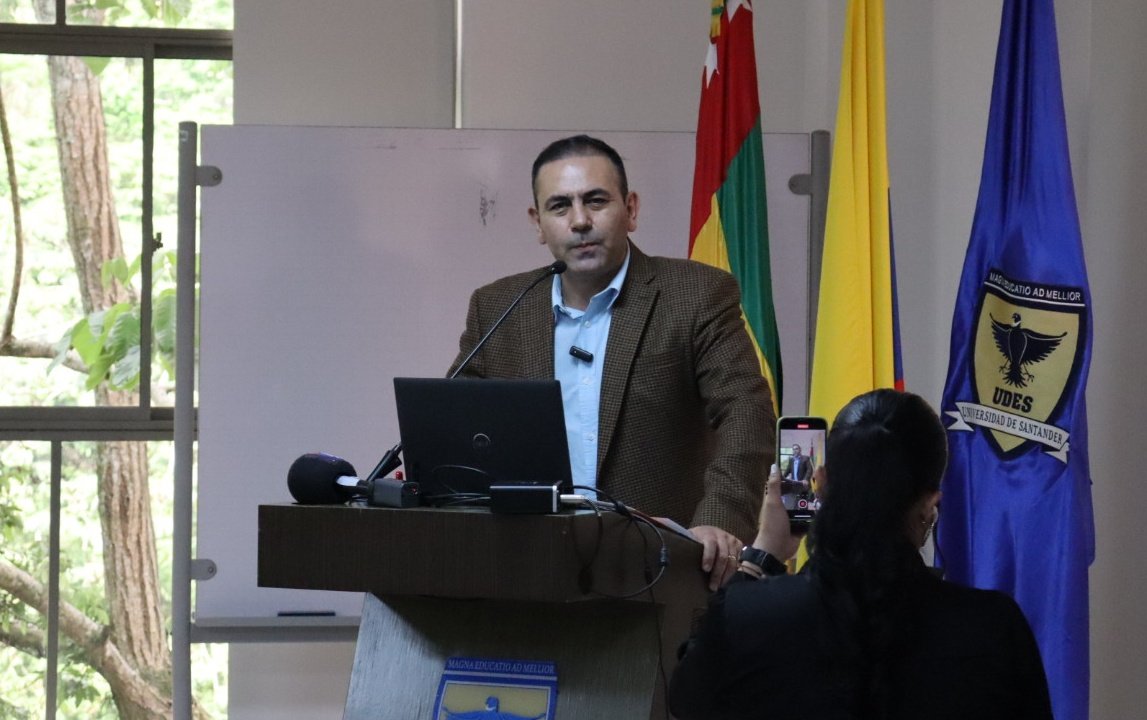 Enf0que_Digital's tweet photo. Juvenal Díaz, Gobernador de Santander expresó: "Nuestro proposito es sumar las capacidades de todos los actores de Santander para que progresemos e identifiquemos problemas", en el evento de 'Presentación de proyectos de desarrollo para la región de Santander' en @udes_oficial. https://t.co/SPZXR8qFKS