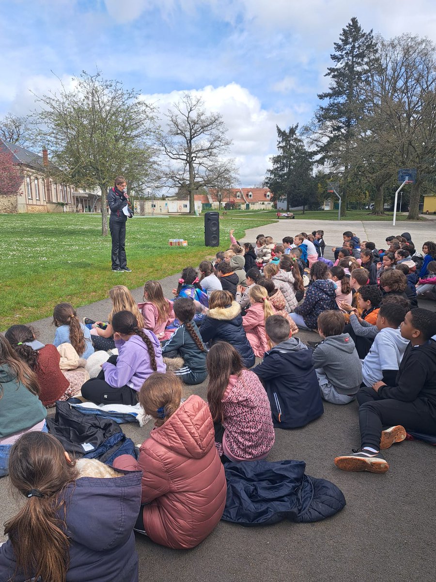 Cérémonie de clôture de la Semaine Olympique et Paralympique🥳

Remise des livrets autour des JO offerts par le ministère. Un moment solennel en cette année scolaire 2023/2024✨