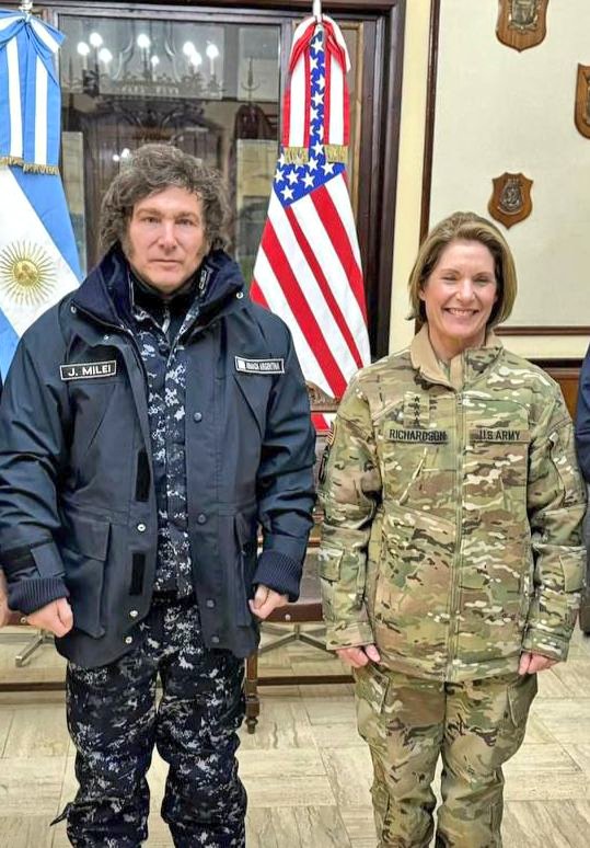 No es extraño que, justo después de la visita de la Jefa del Comando Sur a la Argentina, ahora se profundice una campaña en contra de la Revolución Bolivariana. No faltan quienes se prestan a ser instrumentos del apetito imperial por el petróleo venezolano. 

Todo se debe a que