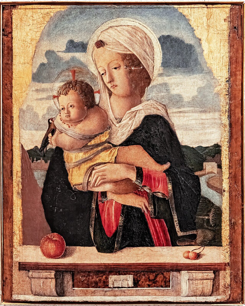 Madonna z Dzieciątkiem 1460r. 70x57cm Giorgio Schiavone Dzieciątko z amuletem z koralowca na szyi i symbolami Męki Pańskiej ( szczygieł w rączce i owoc wiśni na parapecie). Aureola Jezusa jest inna niż Maryi, w barwach Zmartwychwstania. Museo Correr, Wenecja