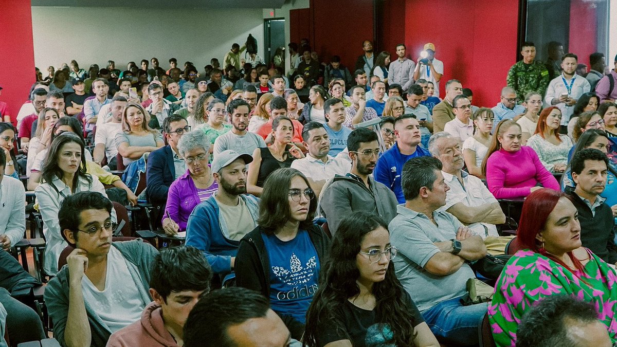 MauricioLizcano's tweet photo. Continuamos el ciclo de conferencias sobre Inteligencia Artificial en las universidades del país. Hoy en el #EjeCafetero dialogando con estudiantes y comunidad universitaria de la @udecaldas sobre esta tecnología, cómo está transformando al mundo y cómo trabajamos para una adecuada adopción en el país.

¡La universidad pública, alianza fundamental!