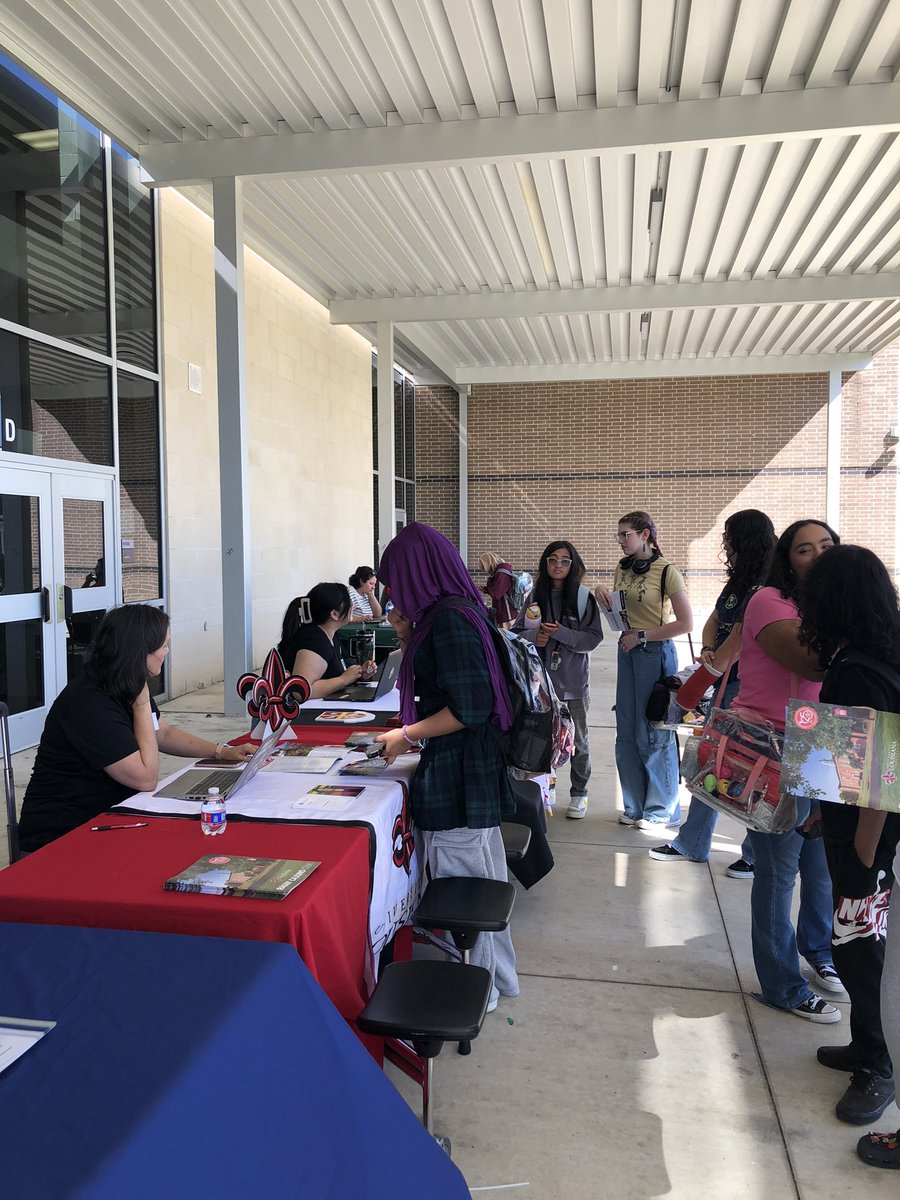 CyParkCCS's tweet photo. Today during all 3 lunches, @CypressParkHS mini-college fair was held outdoors since it was a beautiful spring day. We are happy to see our Tigers getting ready for their Next! 🐯🏫✅ https://t.co/hgl5m2VJV3