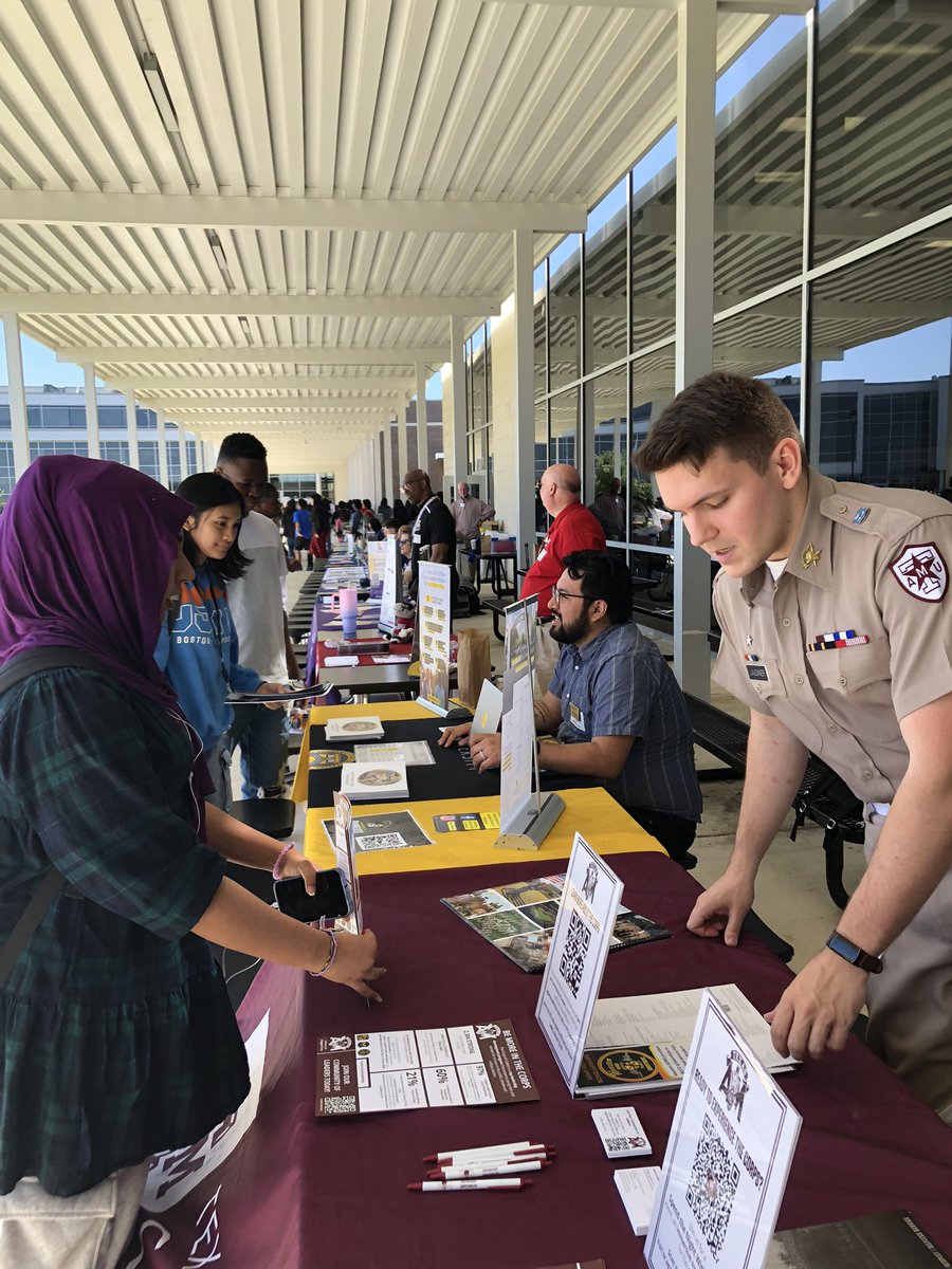CyParkCCS's tweet photo. Today during all 3 lunches, @CypressParkHS mini-college fair was held outdoors since it was a beautiful spring day. We are happy to see our Tigers getting ready for their Next! 🐯🏫✅ https://t.co/hgl5m2VJV3