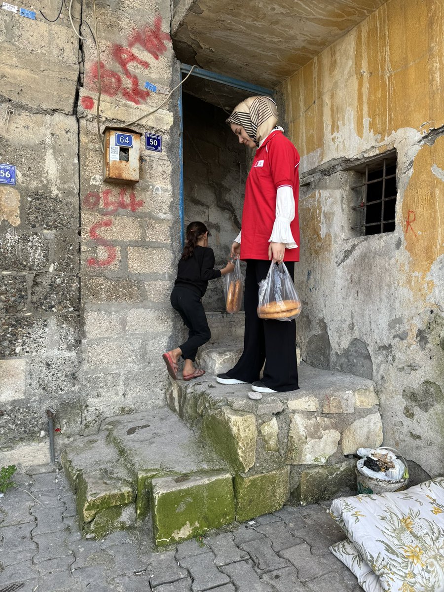 Türk Kızılay Birecik Şube Başkanlığı Olarak;Paylaşmanın ve Yardımlaşmanın Değerini Bir Kez Daha Anımsatan, Mübarek Ramazan ayında,Gönüllü Ekibi ve gençlik kolları ile birlikte vatandaşlarımıza Pide Dağıtımında Bulunduk.
<a href="/Kizilay/">Türk Kızılay</a> <a href="/FatmaMericYlmaz/">Prof. Dr. Fatma Meriç Yılmaz</a> <a href="/birecikkaymakam/">T.C. Birecik Kaymakamlığı 🇹🇷</a> 
#ramazan🌙