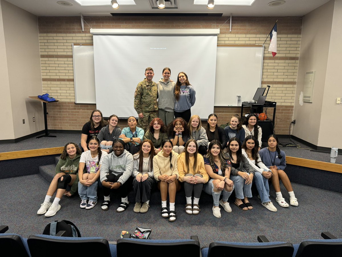 Thank you to Staff Sergeant DeBiases for coming out to talk to our student athletes about the National Guard!!
@TheCreek_GBBall
