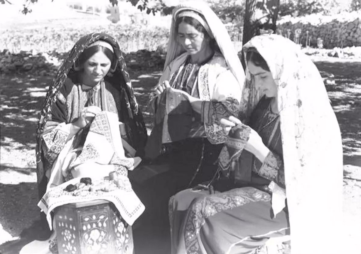 🧵- Palestinian women in the beautiful Ramallah Thobe (dress), a thread. 1- Women embroidering, Ramallah - 1939.