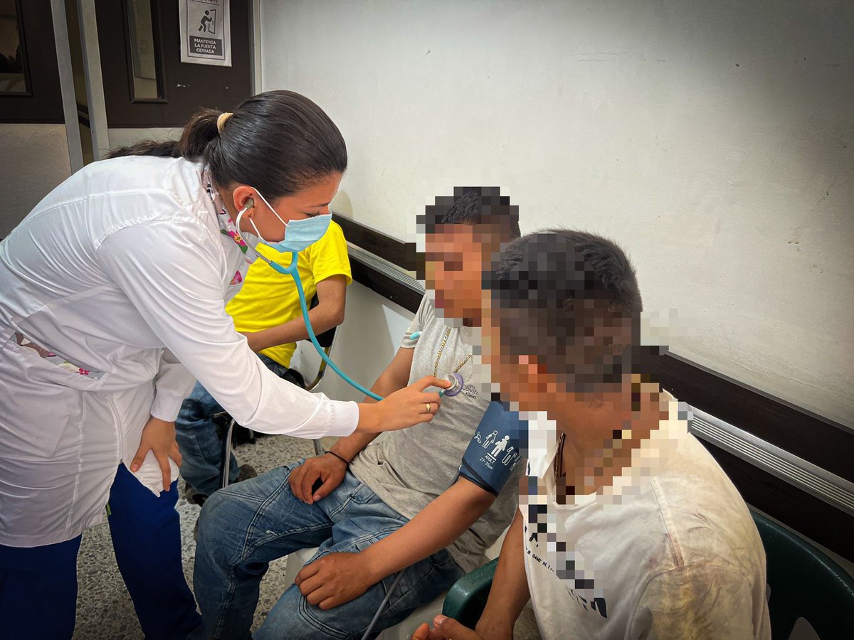 FuerzasMilCol's tweet photo. #FueNoticia | Recuperados 3 menores de edad en el momento que se movilizaban en un bus intermunicipal con alias Keiler, cabecilla de comisión de la Estructura Carolina Ramírez del autodenominado Estado Mayor Central, quien fue capturado
#ContundenciaOperacional
#NoAlReclutamiento https://t.co/o5XRirNXVW